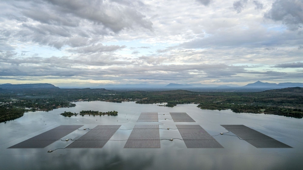 這是2022年12月8日在泰國烏汶府詩琳通水庫拍攝的浮體光伏項目（無人機照片）。中泰兩國聯(lián)合修建的浮體光伏項目2021年10月投入商業(yè)運營。中國制造的電池板不斷將日光轉(zhuǎn)化為清潔電能，輸送至當(dāng)?shù)厍Ъ胰f戶。