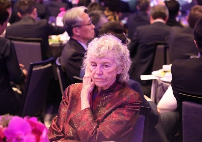 當(dāng)?shù)貢r(shí)間11月15日晚，國(guó)家主席習(xí)近平在美國(guó)舊金山出席美國(guó)友好團(tuán)體聯(lián)合舉行的歡迎宴會(huì)。在熱烈的掌聲中，習(xí)近平發(fā)表重要演講。圖為參加晚宴人士認(rèn)真聆聽(tīng)演講。人民日?qǐng)?bào)記者 李志偉 攝