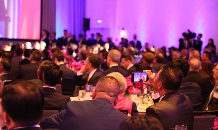 當(dāng)?shù)貢r(shí)間11月15日晚，國(guó)家主席習(xí)近平在美國(guó)舊金山出席美國(guó)友好團(tuán)體聯(lián)合舉行的歡迎宴會(huì)。在熱烈的掌聲中，習(xí)近平發(fā)表重要演講。圖為參加晚宴人士認(rèn)真聆聽(tīng)演講。人民日?qǐng)?bào)記者 李志偉 攝