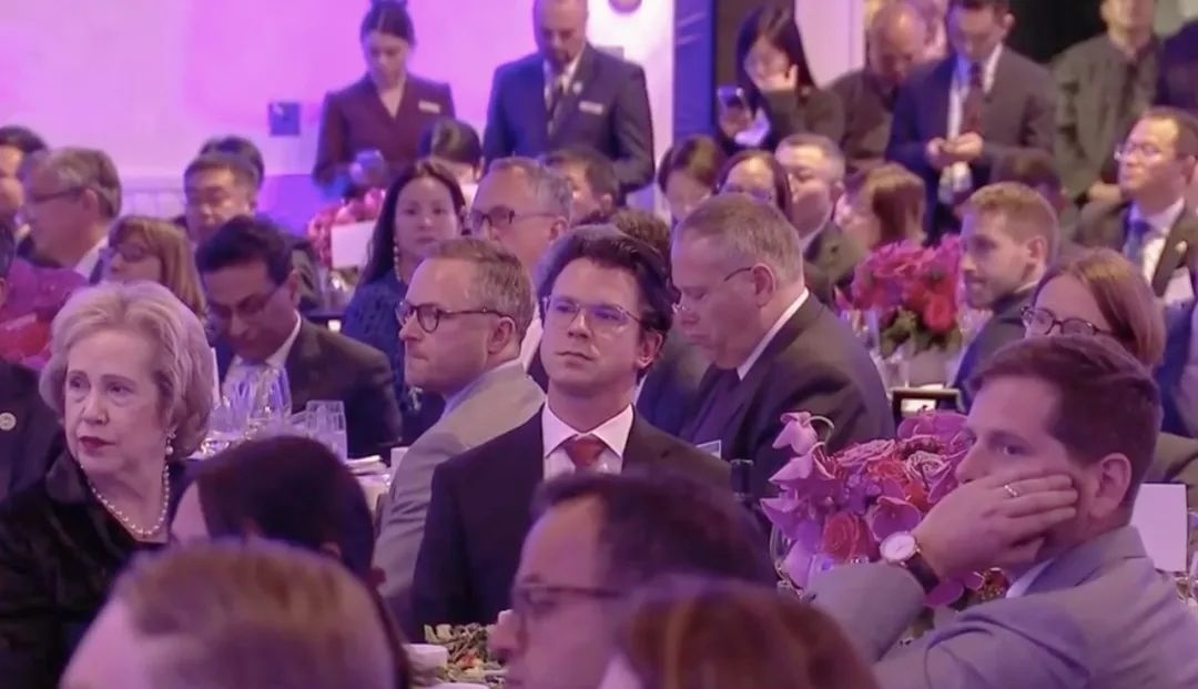 △當?shù)貢r間11月15日晚，習近平主席在美國友好團體聯(lián)合歡迎宴會上發(fā)表演講。圖為參加宴會的人士認真聆聽演講。