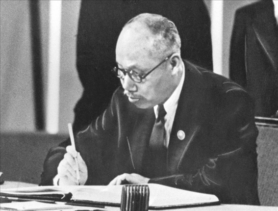 董必武在《聯(lián)合國憲章》上簽名。新華社發(fā)