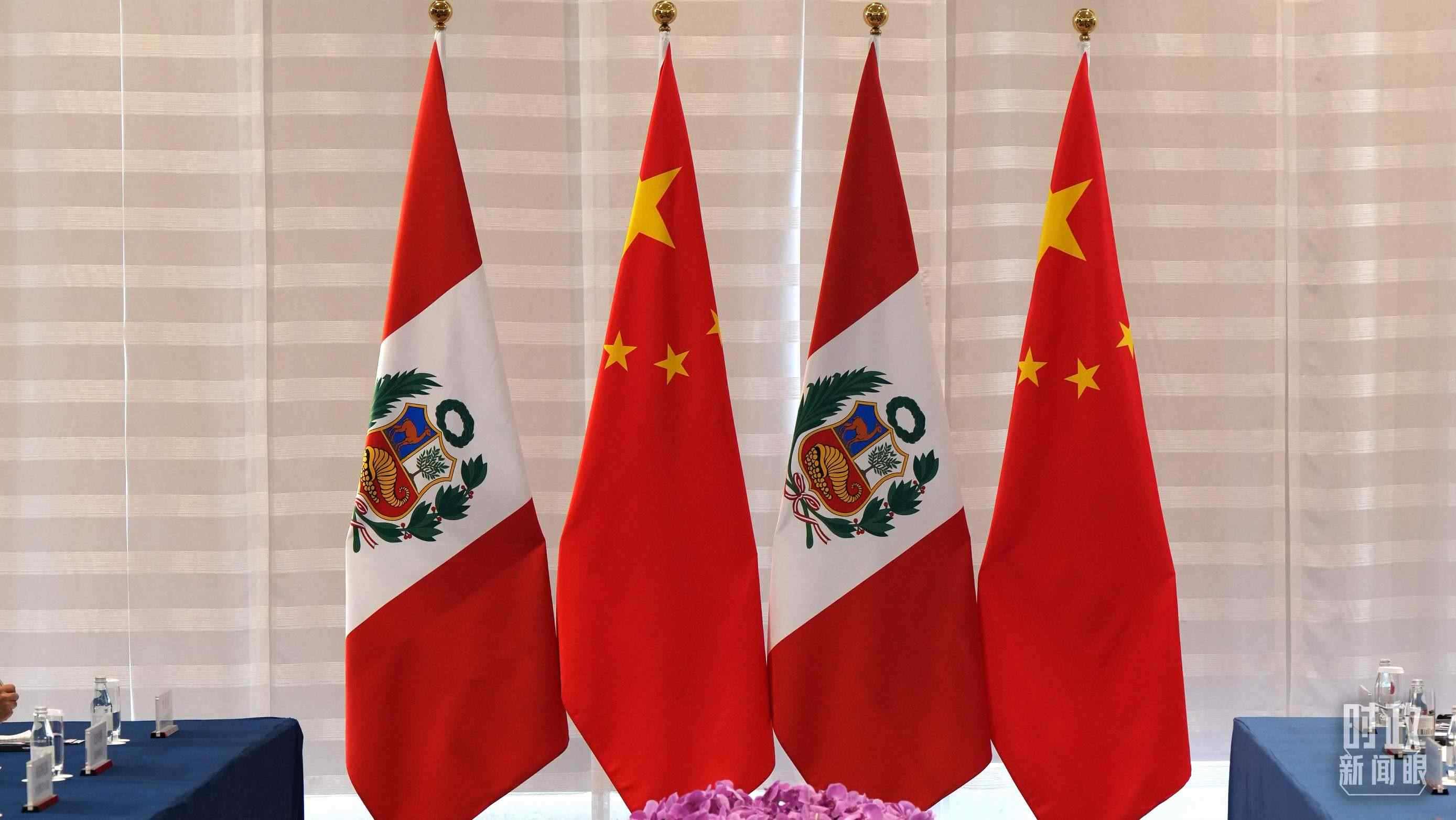 △會談現(xiàn)場的中秘兩國國旗。（總臺國廣記者李晉拍攝）