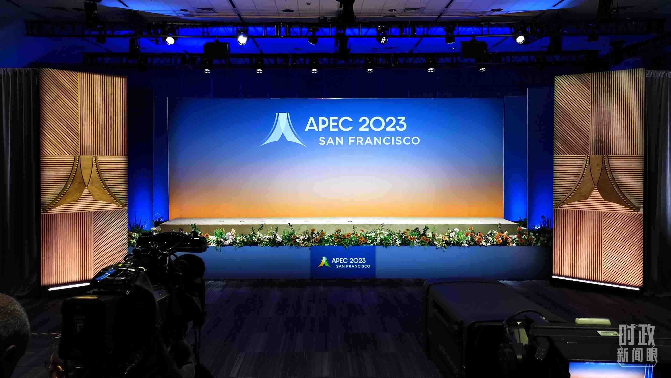 △16日，APEC領導人同東道主嘉賓在對話會前集體合影，圖為記者們在等待合影開始。（總臺央視記者石偉明拍攝）