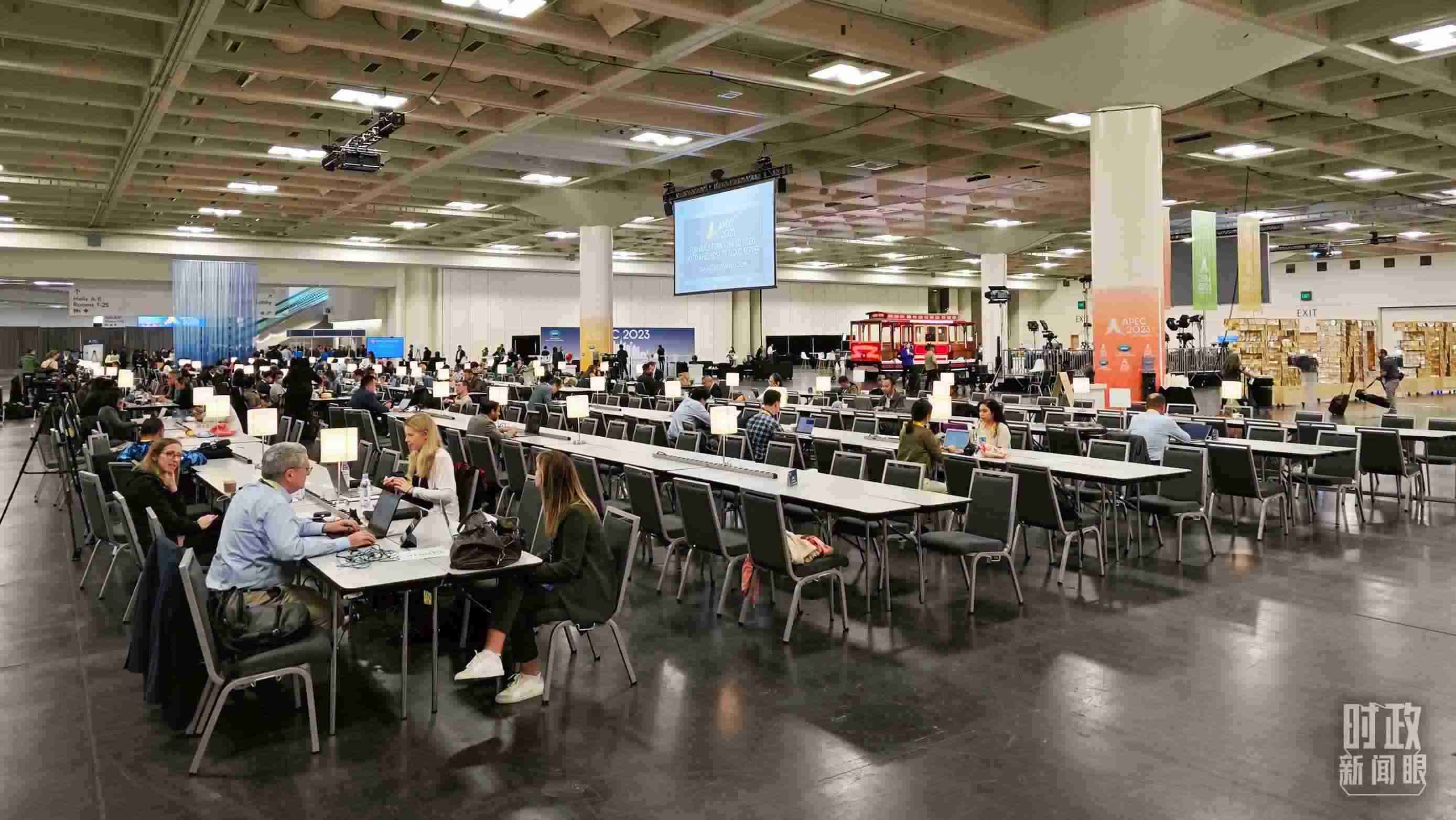 △APEC會議國際媒體中心，各國記者正在工作。（總臺央視記者王哈男拍攝）