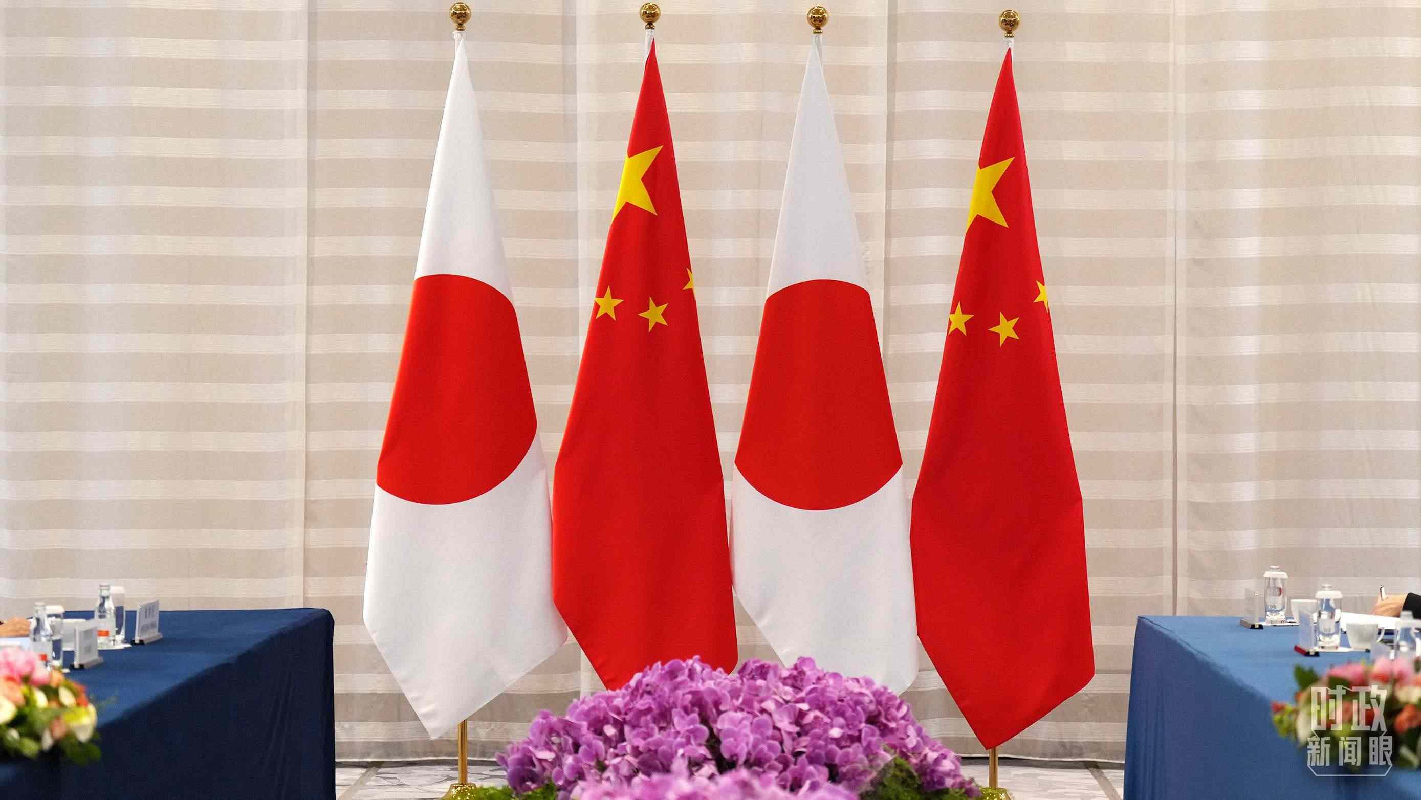 △會談現(xiàn)場的中日兩國國旗。（總臺國廣記者李晉拍攝）