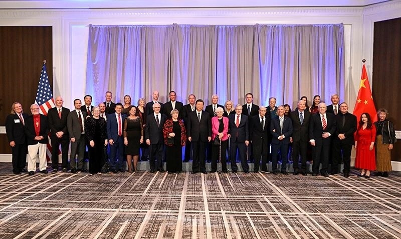 △當(dāng)?shù)貢r(shí)間11月15日晚，習(xí)近平主席在美國舊金山出席美國友好團(tuán)體聯(lián)合舉行的歡迎宴會。這是宴會開始前，習(xí)近平主席同友好人士代表親切交談并合影留念。