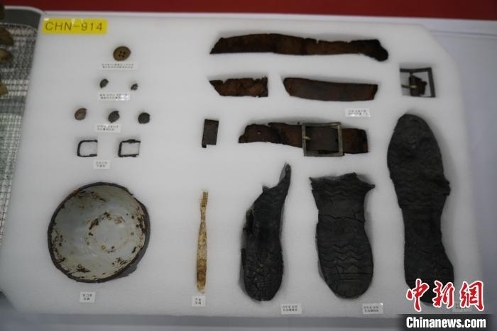 當?shù)貢r間11月22日上午，第十批在韓中國人民志愿軍烈士遺骸裝殮儀式在韓國舉行。圖為裝殮儀式現(xiàn)場拍攝的部分志愿軍烈士遺物。中新社記者劉旭 攝