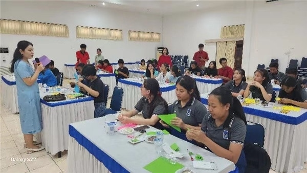 巴陵康孔子學(xué)院中方院長朱敏霞講解中國的二十四節(jié)氣。主辦方供圖