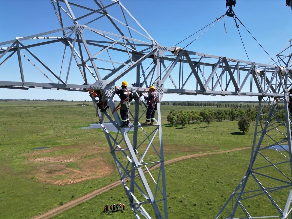 這是2023年11月15日拍攝的位于烏拉圭派桑杜省烏拉圭500千伏輸變電環(huán)網閉合項目施工現場。