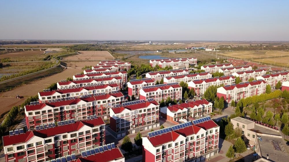 山東省東營(yíng)市墾利區(qū)楊廟社區(qū)（2021年10月17日攝，無(wú)人機(jī)照片）。新華社記者 郭緒雷 攝