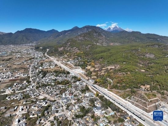 11月25日在麗江市境內(nèi)拍攝的即將開通的麗香鐵路（無人機(jī)照片）。