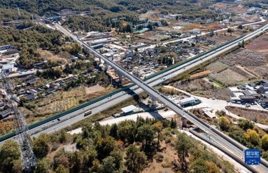 11月25日在麗江市境內(nèi)拍攝的即將開通的麗香鐵路（無人機(jī)照片）。