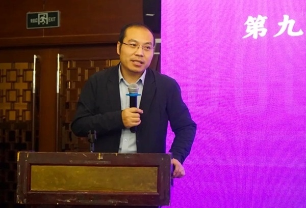 清華大學(xué)社會(huì)科學(xué)學(xué)院副院長、政治學(xué)系長聘教授孟天廣在研討會(huì)上總結(jié)發(fā)言。主辦方供圖