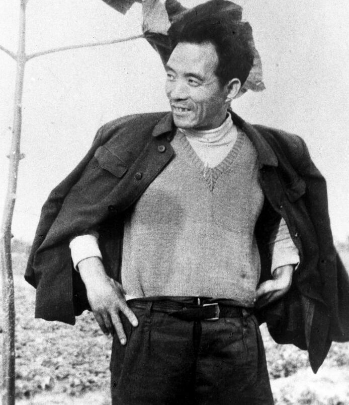 這是焦裕祿當年滿懷豪情地在泡桐樹前留影。新華社發(fā)（1990年5月10日發(fā)）