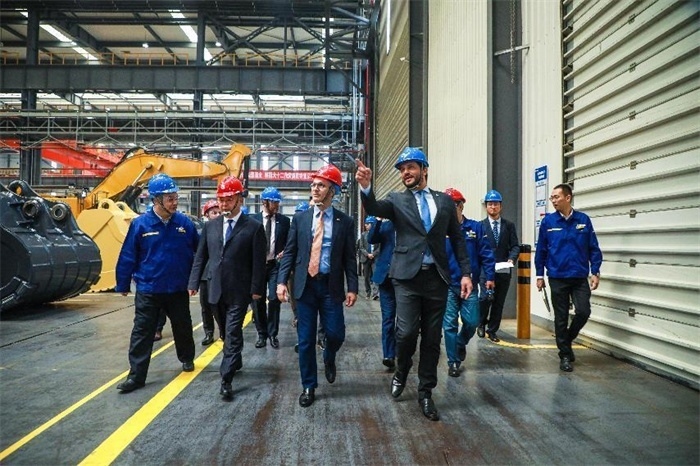 巴西米納斯吉拉斯州州長(zhǎng)羅梅烏·澤馬到徐工集團(tuán)考察。徐工集團(tuán)供圖