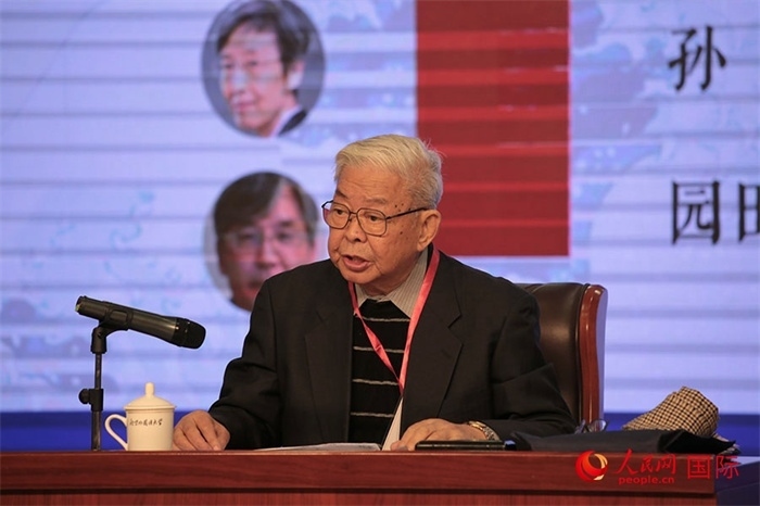 北京外國語大學(xué)北京日本學(xué)研究中心原主任嚴(yán)安生發(fā)表主旨演講。人民網(wǎng)記者 張麗婭攝