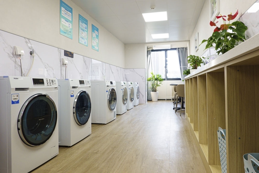 閔行區(qū)新時(shí)代城市建設(shè)者管理者之家的共享廚房和共享洗衣房。