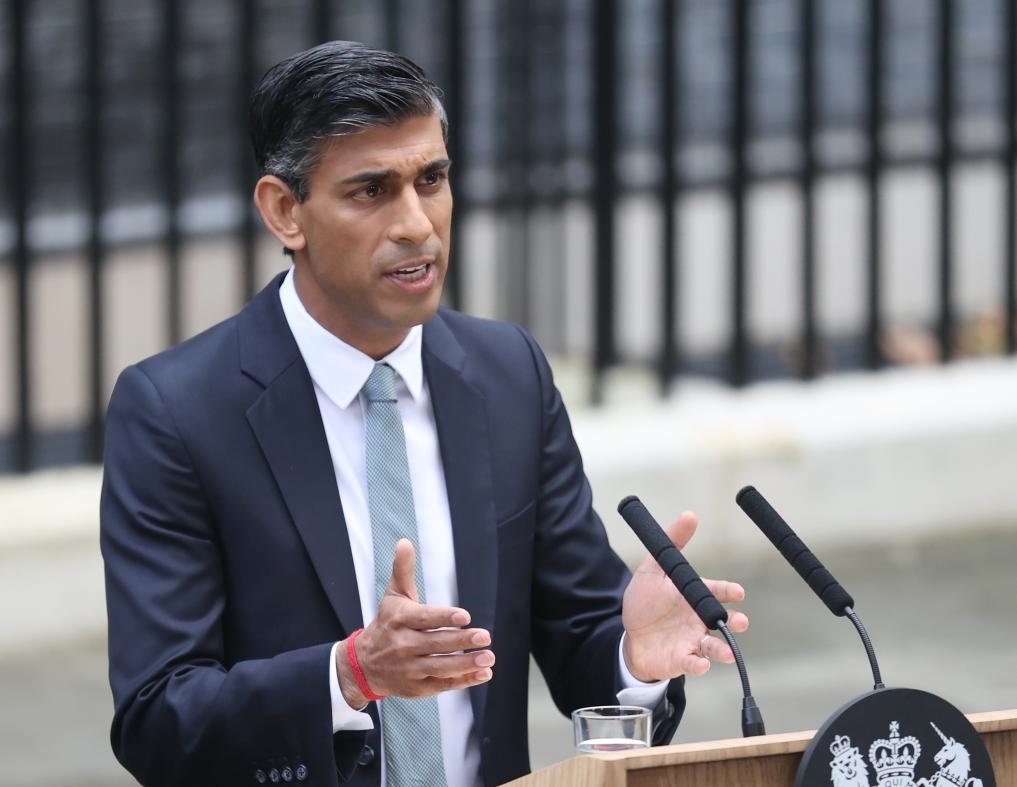 2022年10月25日，里希·蘇納克在英國(guó)倫敦唐寧街10號(hào)首相府前發(fā)表講話。新華社記者李穎攝