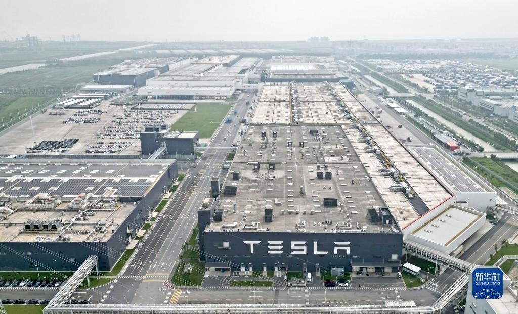 這是在中國（上海）自由貿(mào)易試驗(yàn)區(qū)臨港新片區(qū)拍攝的特斯拉上海超級工廠（2023年9月26日攝，無人機(jī)照片）。新華社記者 劉穎 攝