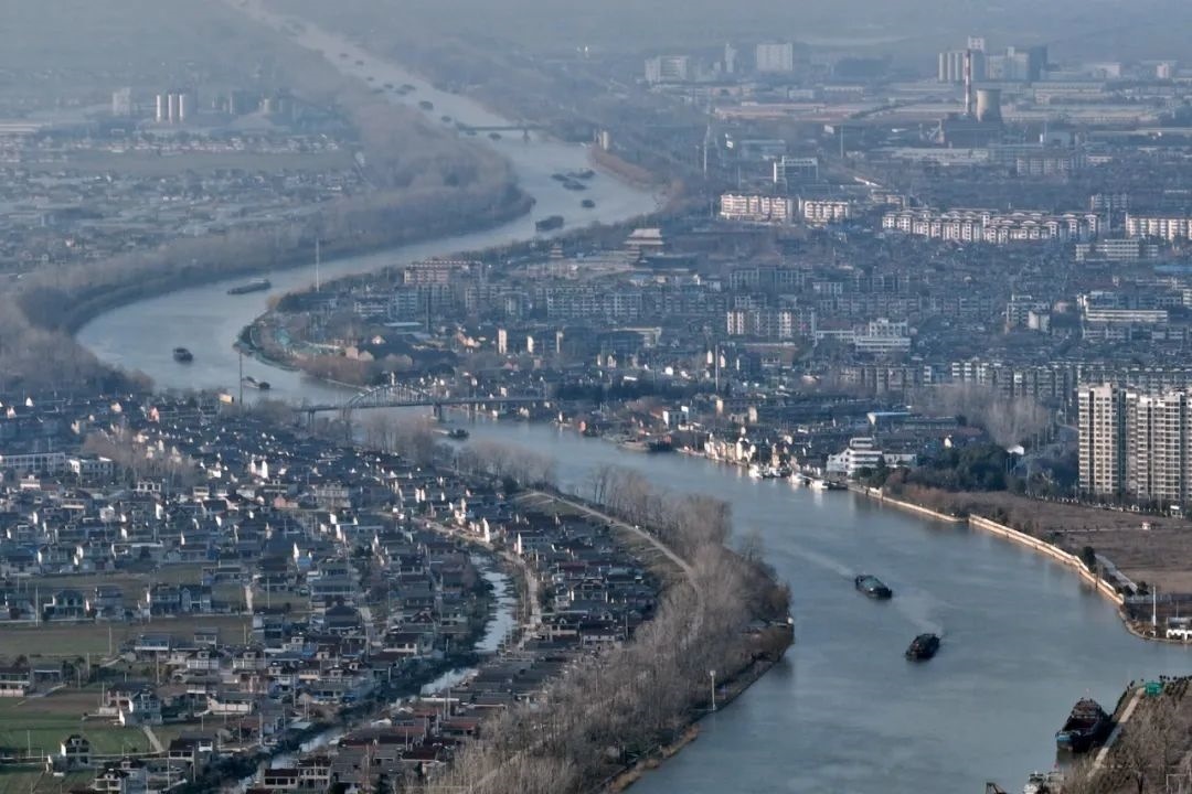 2月16日，貨船行駛在京杭大運(yùn)河江蘇寶應(yīng)段。新華社發(fā)（沈冬兵攝）