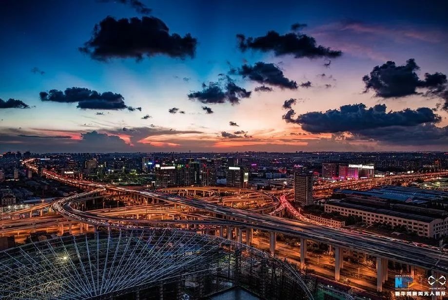 傍晚時(shí)刻的上海立交橋。新華網(wǎng)發(fā) 田橫 攝