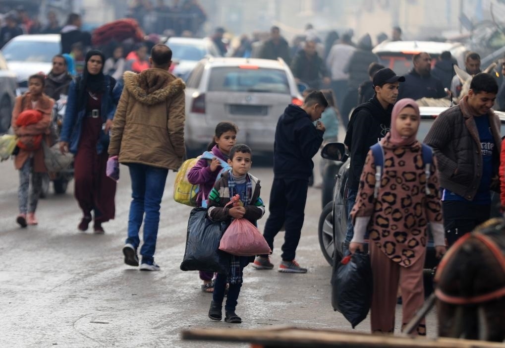 12月1日，在加沙地帶南部城市汗尤尼斯，人們在以軍恢復(fù)軍事行動后逃離家園。新華社發(fā)（亞西爾·庫迪攝）