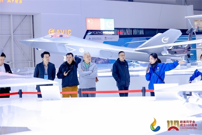 參會(huì)嘉賓和留學(xué)歸國(guó)人員參觀珠海太空中心。主辦方供圖