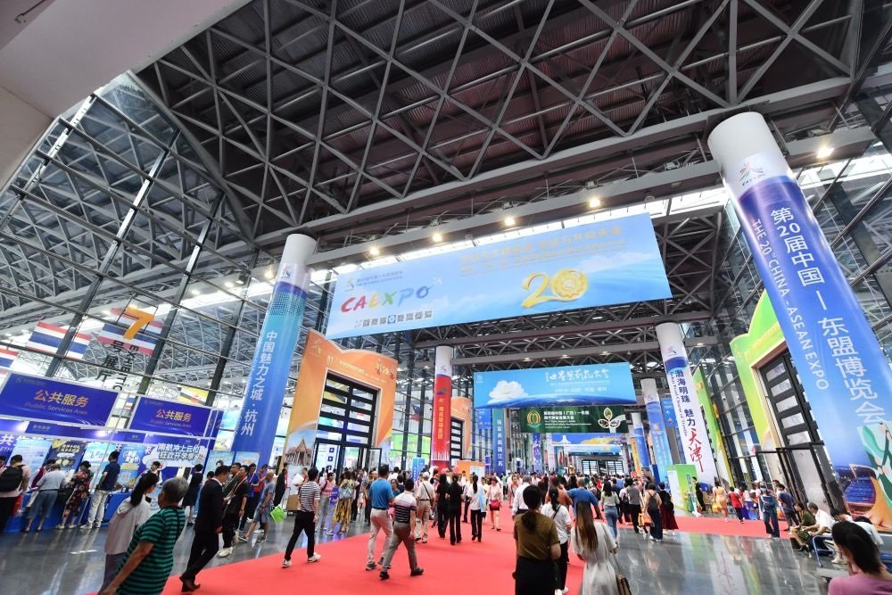 2023年9月18日，參觀者在第二十屆中國—東盟博覽會東盟商品展區(qū)選購商品。新華社記者 黃孝邦 攝