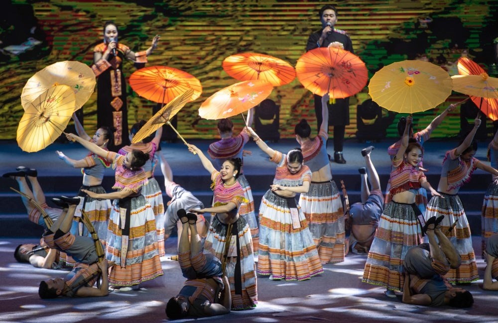 2023年1月18日，以“同心筑厚誼 攜手共發(fā)展”為主題的2023年中越跨國春節(jié)聯(lián)歡晚會在云南省紅河哈尼族彝族自治州河口瑤族自治縣舉行，越南老街省民族藝術(shù)歌舞團(tuán)的演員在晚會上表演歌舞《漂浮在云端的節(jié)日》。新華社記者 胡超 攝
