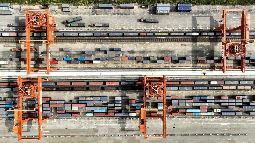 △2023年11月12日，火車在廣西欽州港碼頭裝運集裝箱。