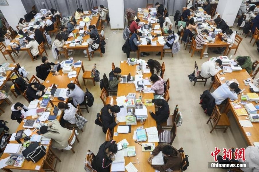 資料圖：眾多考研學生在南昌大學圖書館的自習室內(nèi)復(fù)習備考。劉力鑫 攝