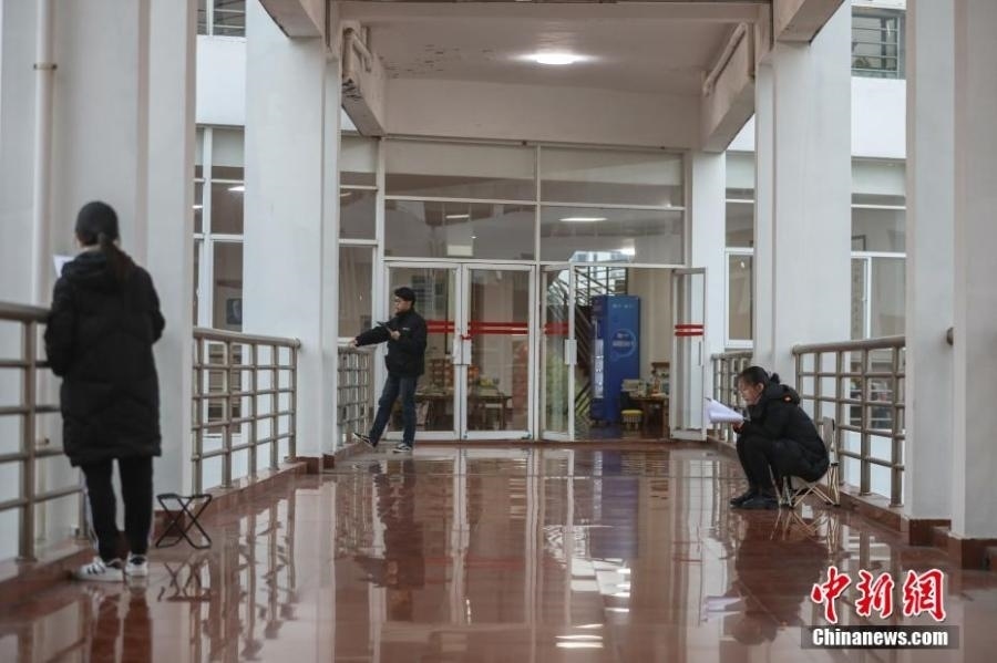 資料圖：幾位考研學生在南昌大學教學樓的天橋上復(fù)習備考。劉力鑫 攝