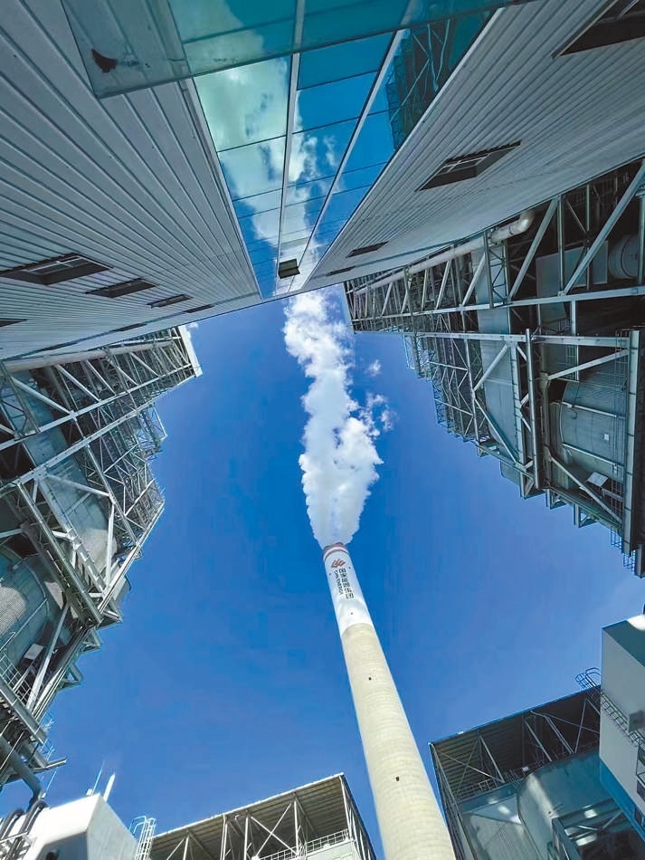  綠色低碳 近日，來自10余個(gè)國家的國際青年跟隨“世界青年能源行”活動(dòng)走進(jìn)國家能源集團(tuán)江蘇泰州電廠。作為亞洲最大火電二氧化碳捕集、利用與封存項(xiàng)目，該項(xiàng)目每年可捕集消納二氧化碳50萬噸。 美國籍演員、主持人 史蒂文·韋德斯攝 “走在電廠里，體驗(yàn)各種高科技，真切感受到中國在清潔能源方面發(fā)展迅速，許多技術(shù)走在了世界前列?！? /></p> <p style=