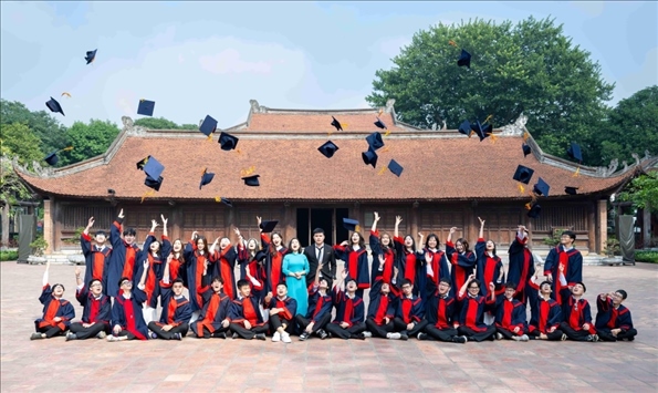 12月9日，越南首都河內一所高中的學生在文廟內合影留念。