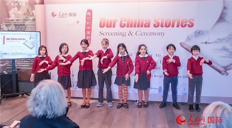 肯辛頓韋德預(yù)備學(xué)校小學(xué)生表演。人民網(wǎng) 郭錦標(biāo)攝