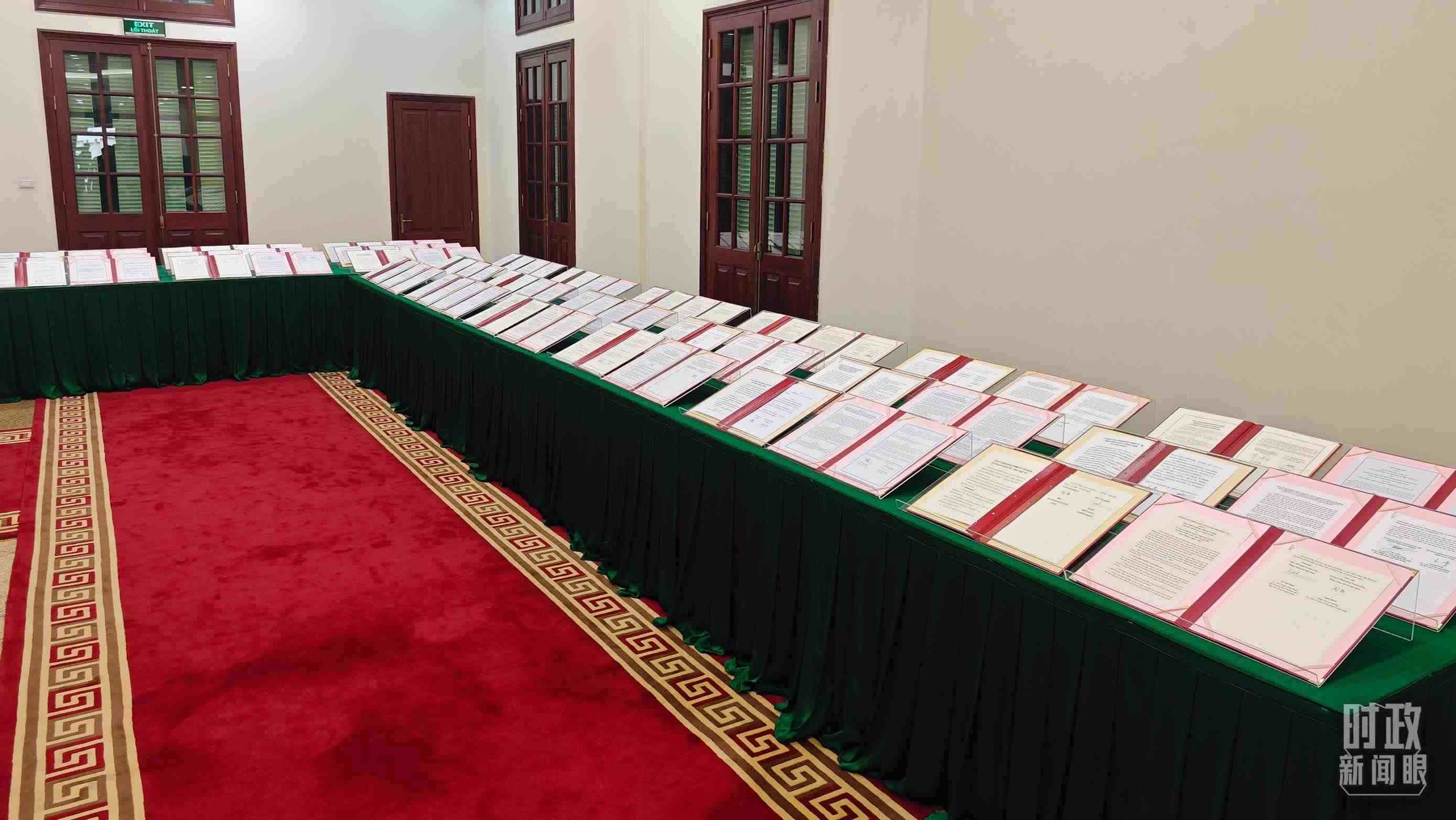 △會(huì)談后，兩黨總書記共同見證雙方簽署的雙邊合作文件展示，涵蓋共建“一帶一路”等30多個(gè)領(lǐng)域。（總臺(tái)央視記者耿小龍拍攝）