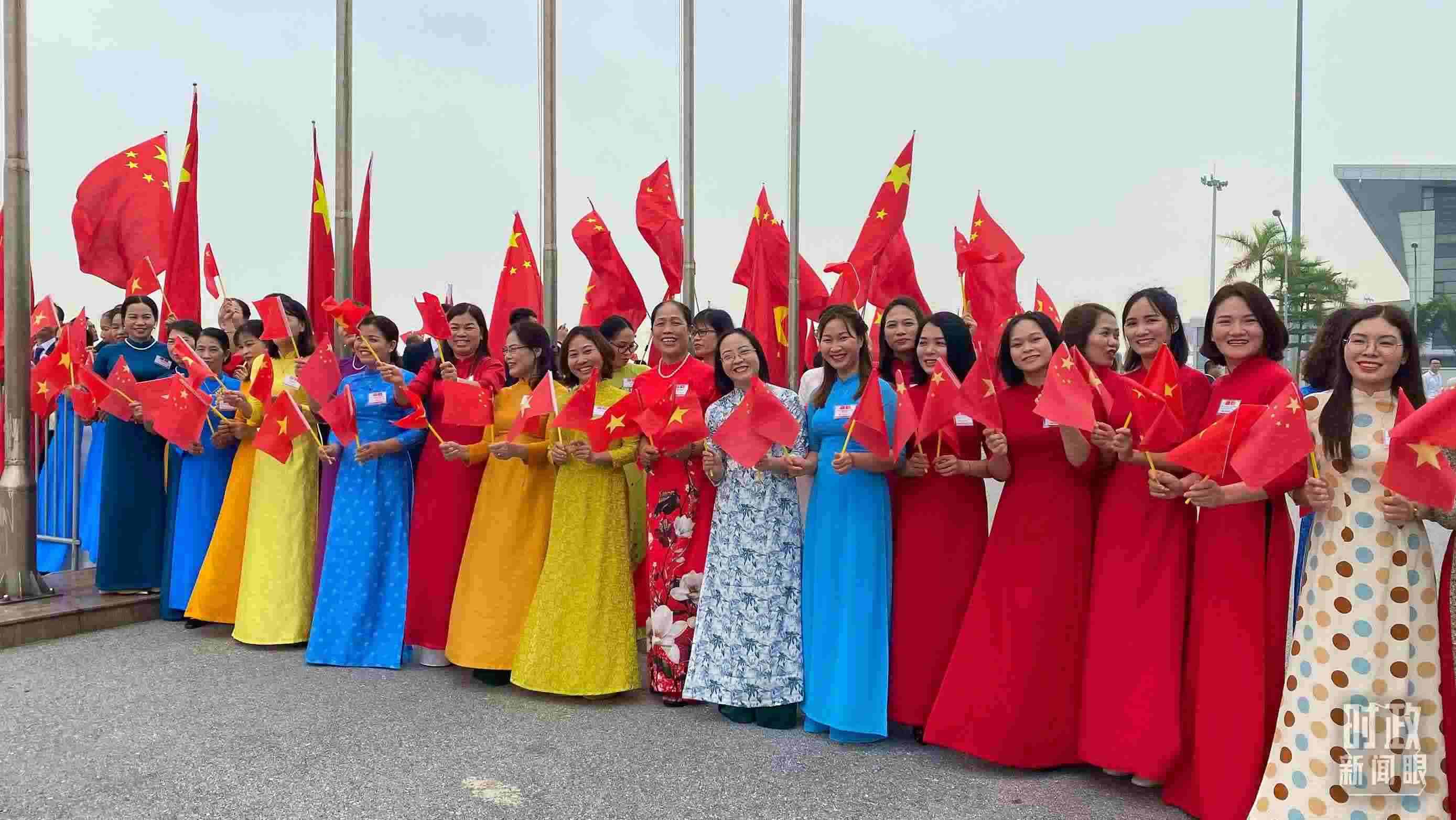 △專機(jī)抵達(dá)前，400多名中越各界代表手持兩黨兩國(guó)旗幟翹首以盼。（總臺(tái)央視記者李增仁拍攝）
