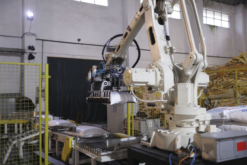 12月14日，在廣西來賓東糖鳳凰有限公司，機械臂在廠房碼放白砂糖成品。