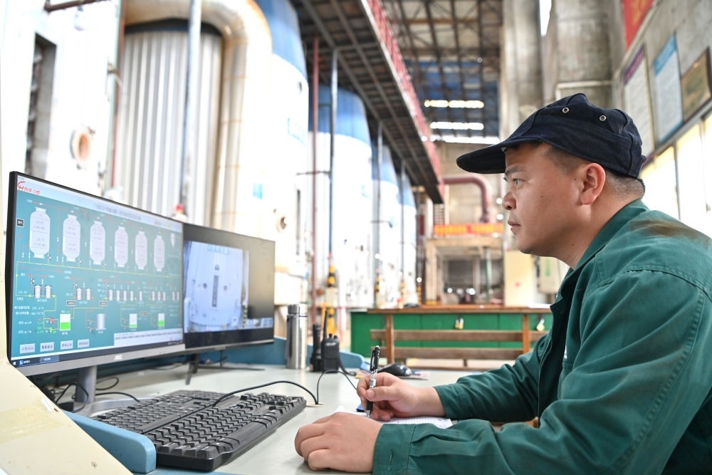 12月12日，工作人員在廣西來賓小平陽湘桂制糖有限公司監(jiān)控蒸發(fā)系統(tǒng)。