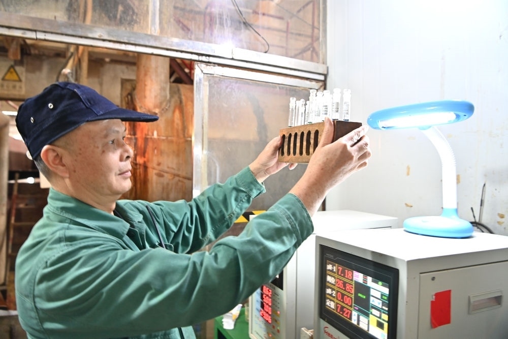 12月12日，廣西來賓小平陽湘桂制糖有限公司的工作人員在檢測糖漿樣品。