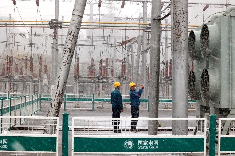 △國網(wǎng)壽光市供電公司變電運(yùn)維人員在檢查變電站積雪情況。