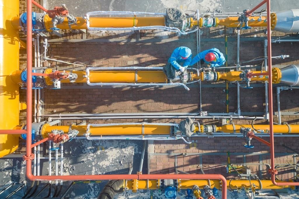 12月17日，黑龍江省哈爾濱市中慶燃?xì)庥邢挢?zé)任公司成高子門站的工作人員在進(jìn)行設(shè)備巡檢，保障燃?xì)夤?yīng)（無(wú)人機(jī)照片）。 新華社記者 張濤 攝