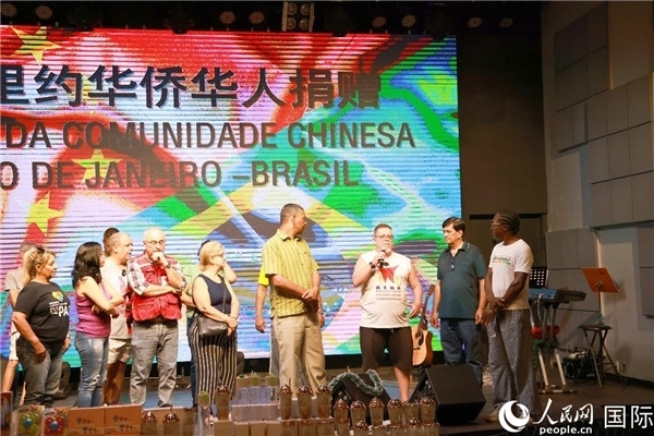 兒童殘障教育中心負(fù)責(zé)人胡里奧向捐贈方表示感謝。人民網(wǎng)記者 陳海琪攝