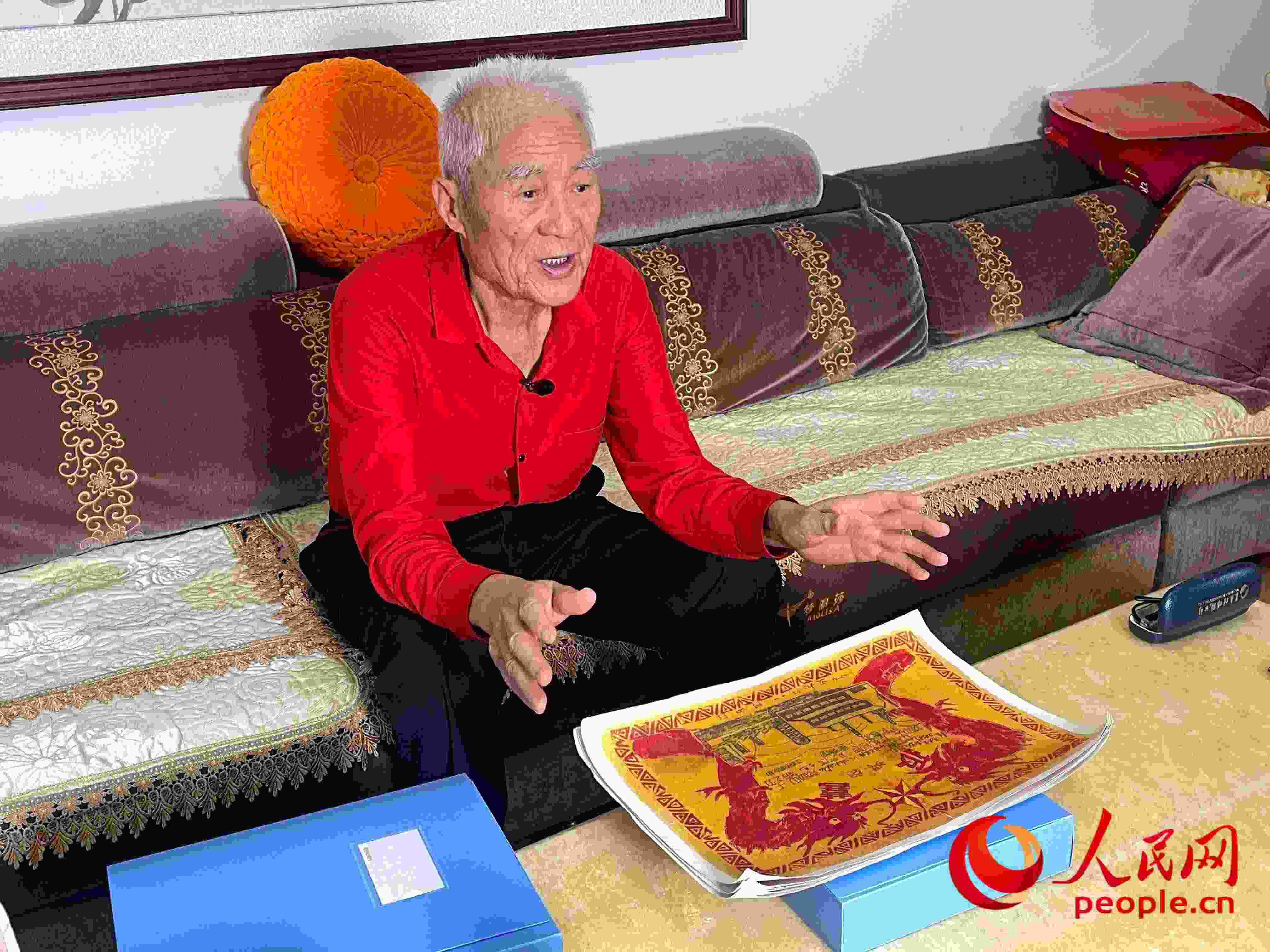 馬太生向采訪團(tuán)講述自己獲得獎(jiǎng)狀的經(jīng)歷。人民網(wǎng) 周靜圓攝