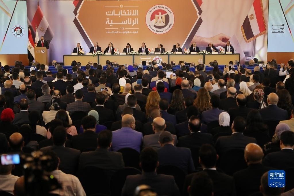 這是12月18日在埃及首都開羅拍攝的埃及全國選舉委員會新聞發(fā)布會現(xiàn)場。新華社發(fā)（艾哈邁德·戈馬攝）
