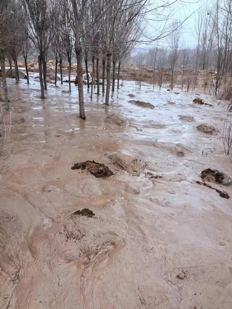 次生災(zāi)害襲擊過的村落。喬棟攝。