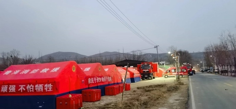 救災(zāi)隊員現(xiàn)場扎起了帳篷。王梅攝。