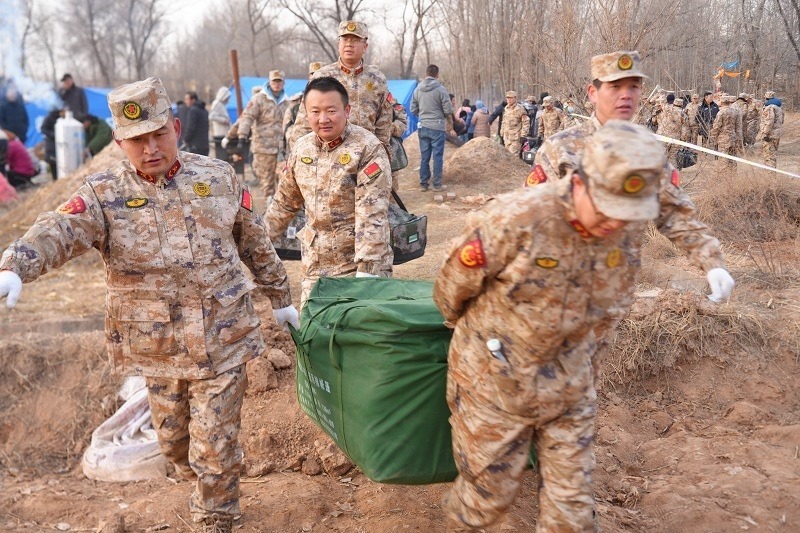 救援人員正在現(xiàn)場緊急搬運物資。賀勇攝。