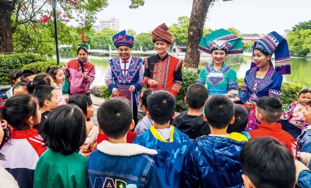 2023年4月25日，廣西桂林，“網(wǎng)絡(luò)法治宣傳一條街”在榕湖景區(qū)古南門“開街”，身穿民族服裝的工作人員演唱山歌向青少年普及網(wǎng)絡(luò)法治知識。