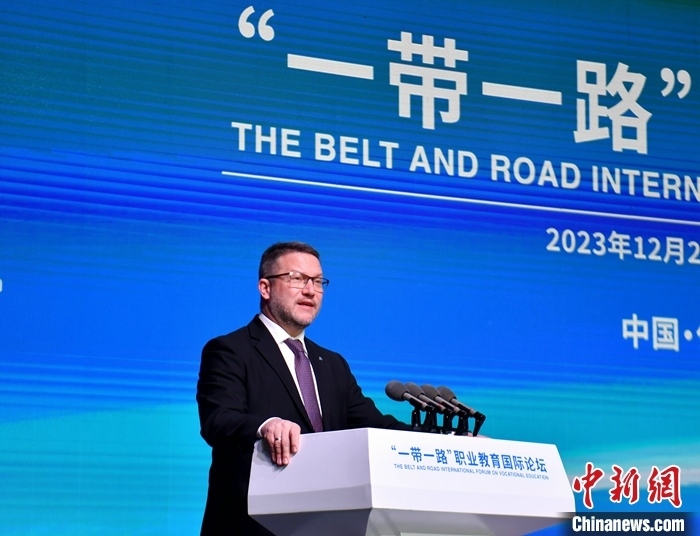 圖為活動(dòng)現(xiàn)場(chǎng)歐洲議會(huì)交通旅游委員會(huì)副主席烏伊海依·伊什特萬致辭。 中新社記者 韓冰 攝